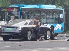 车评人陈震车祸引热议 网友扬言索赔被禁言