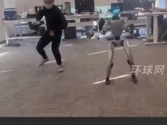 特斯拉工程师测试中国机器人 起舞突现反击逗笑马斯克