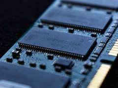 DDR2内存因AI挤出效应罕见暴涨，供需失衡致价格季度涨超55%