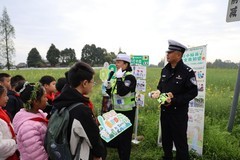 九号电动车携手四川崇州交警给学生送安全