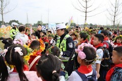 九号电动车携手四川崇州交警给学生送安全