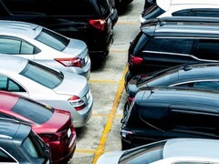 新能源汽车免限行政策引热议 成都回应燃油车主公平性质疑