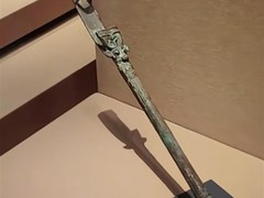 商代青铜策柄形似自拍杆，实为鞭策一词起源的千年物证