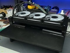 海外玩家为老款Metabox笔记本加装360mm水冷，CPU/GPU满载温度骤降60℃