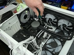 显卡非常规安装布局显著提升散热性能，GPU降温14℃且CPU同步优化