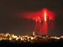 法国摄影师远距捕捉西班牙雷暴触发的百公里级水母状红色精灵