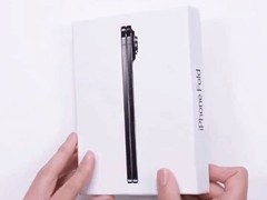 网传iPhone Fold开箱视频疑为AI合成，多项细节不符苹果设计逻辑