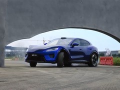 宝马M CEO盛赞智界RX复刻漂移：驾趣无国界，赛道共进化