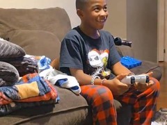 男孩拆礼先收控制器后获PS5主机，情绪过山车感动全网