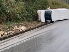 面包车侧翻司机淡定玩游戏引热议