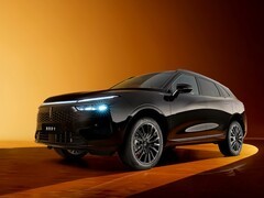 魏牌摩卡黑武士版官图发布：全黑化设计+插混四驱，零百4.7秒