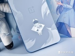 一加 Ace 6T 神里绫华定制机图赏：白鹭霜华主题包装、丰富周边与雪霁蓝机身