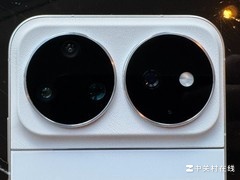 华为 nova 16 Ultra天际白实拍：耀目双星搭配拼接设计