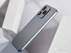 真我15T魅影黑图赏：轻薄越级小直屏