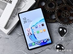 红魔游戏平板5 PRO图赏：纯平背板下的透明水冷美学