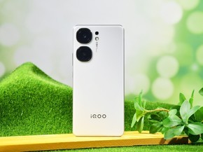 iQOO Neo9S Pro美图鉴赏 纯白机身颜值质感双进化