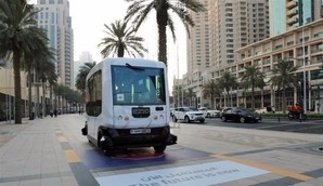 全球首条无人驾驶公交线路开通：免费坐