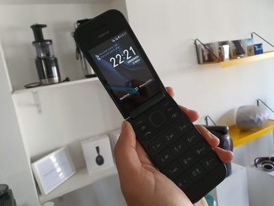 售价700元 诺基亚经典翻盖手机重出江湖