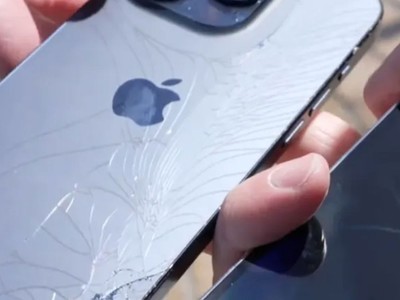  IPhone 16 Pro Max drop test: the display screen is broken and the titanium alloy frame is worn