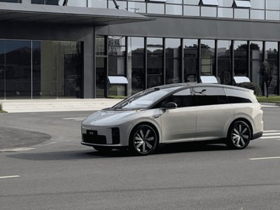 i8дSUV