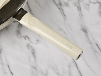 告别氟焦虑与粘锅噩梦！九阳0氟钛瓷炒锅评测：健康烹饪的理想之选