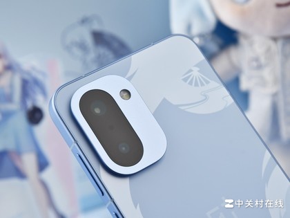 一加 Ace 6T 神里绫华定制机图赏：白鹭霜华主题包装、丰富周边与雪霁蓝机身