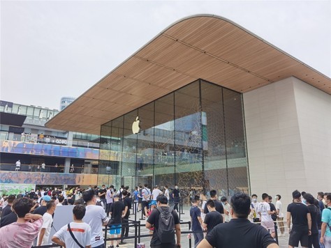 Apple Store三里屯新店开幕 没新品依旧人山人海