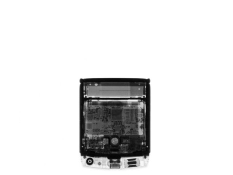 拆解摩托罗拉Razr 折叠屏内部结构异常复杂