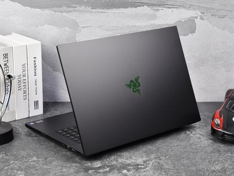 上手体验雷蛇灵刃18 2025：18英寸超薄游戏本天花板