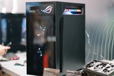 首款420液冷+全息投影旗舰专业电竞台式机亮相CES ROG枪神10X现场体验
