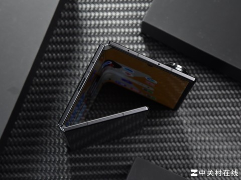 三星 Galaxy Z TriFold 评测：三折叠的新路线，生产力的再飞跃
