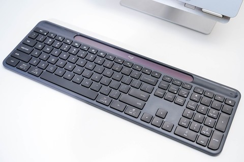 有光就有电 没光能用四个月！罗技Signature Slim Solar K980上手体验