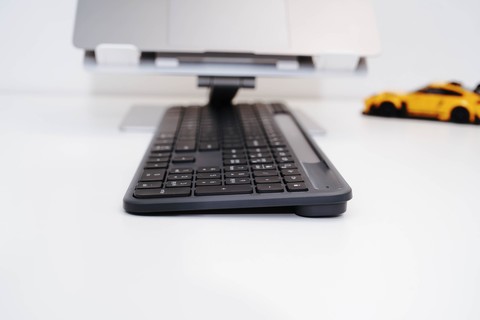 有光就有电 没光能用四个月！罗技Signature Slim Solar K980上手体验