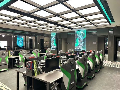 全场101台9800X3D主机！这家长沙新网咖凭什么敢all in AMD？