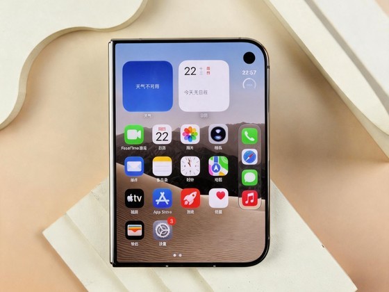 iPhone Duo上手体验:质感惊艳但屏下摄像头很显眼