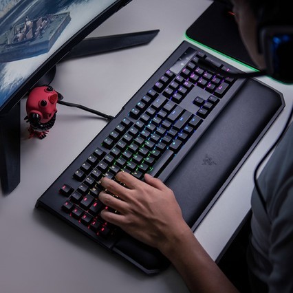 RazerߺڹѸ֩뾺òʰV2羺Ϸ87еRGBԼ