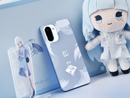 一加 Ace 6T 神里绫华定制机图赏:白鹭霜华主题包装、丰富周边与雪霁蓝机身