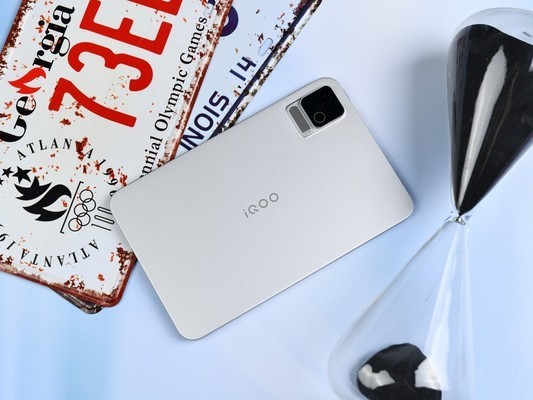 iQOO Pad Ultra 星铠银图赏:轻巧机身里的未来竞技装备
