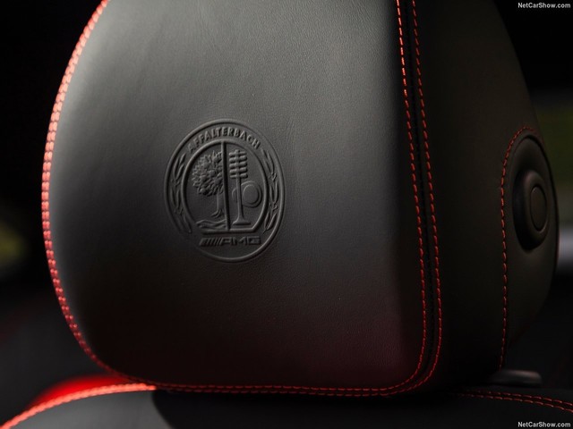 ó4ưSUVGLC63 AMG
