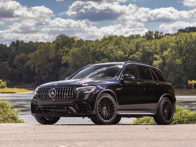 ó4ưSUVGLC63 AMG