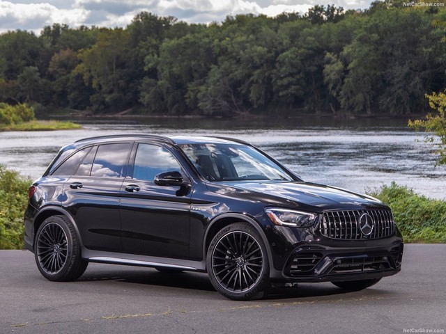 ó4ưSUVGLC63 AMG