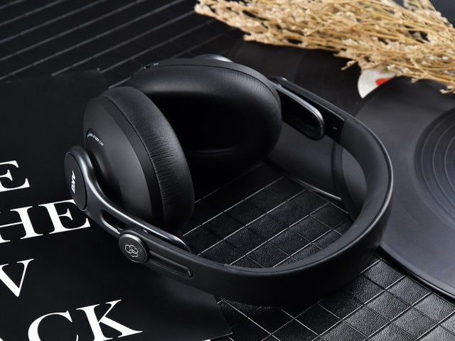 ο AKG K371-BTͼ