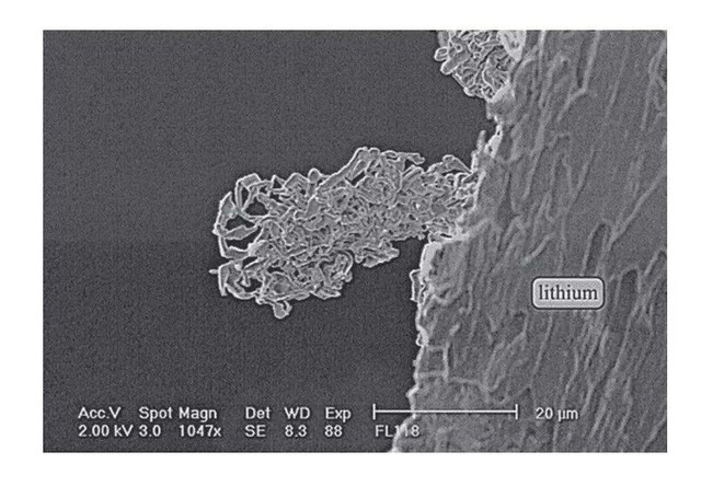 显微电镜下的锂枝晶④过度充电(充电保护失效⑤电池短路;模拟电池