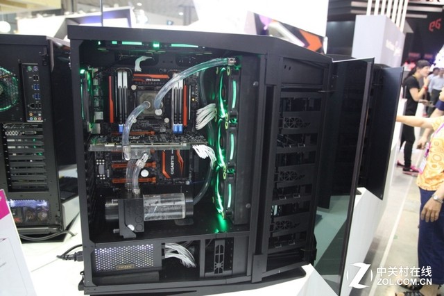 大放异彩 宁美国度现身电脑展各个展台