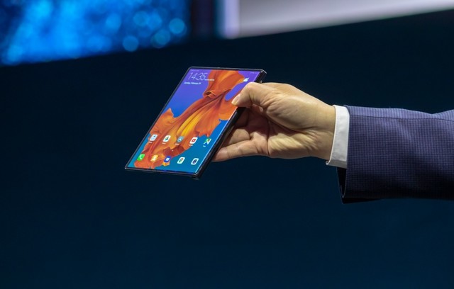 华为首款5G折叠屏手机HUAWEI Mate X耀世亮相