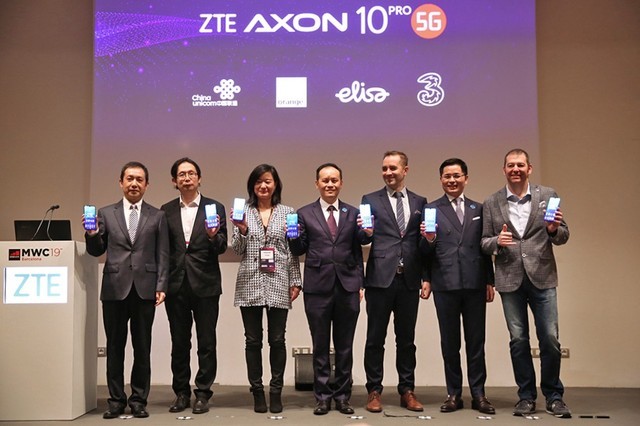 中兴宣布5G旗舰商用 天机Axon 10 Pro亮相MWC2019 (2019年2月25日,巴塞罗那)移动通讯领域最具影响力的�