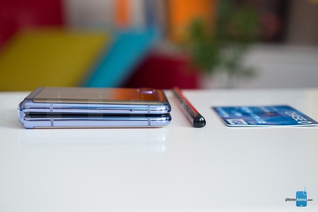 “化妆盒”般的折叠屏手机 三星Galaxy Z Flip上手图