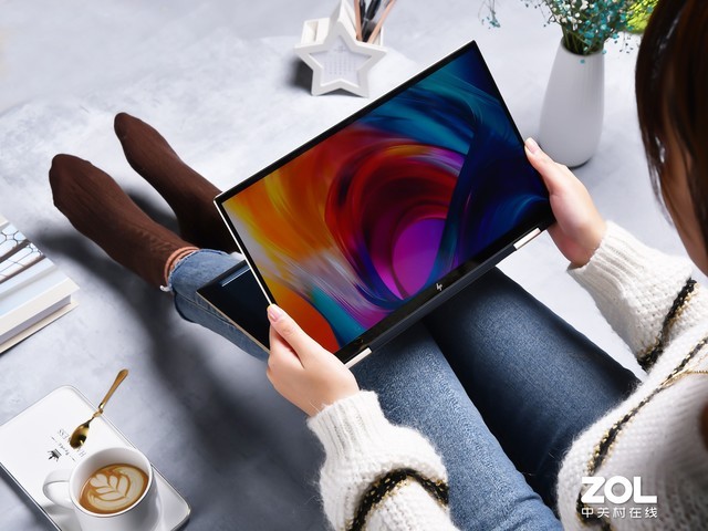 ���շ���Ӣ�ض��ƶ����ܰ�ʼǱ�����Spectre x360���α������¶���߶�PC���� 