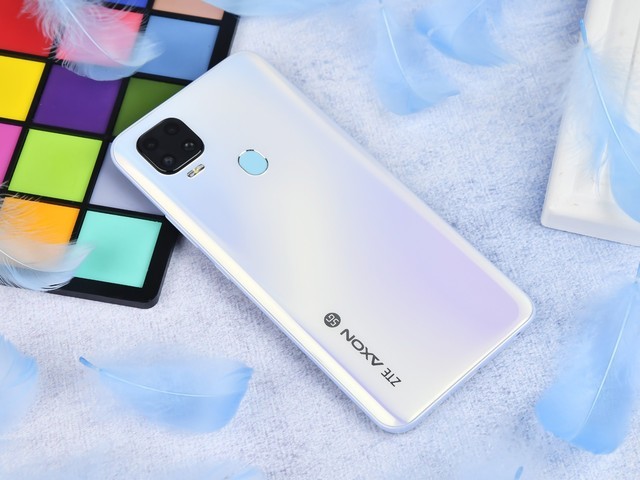 性能全优颜值在线中兴天机axon11se图赏