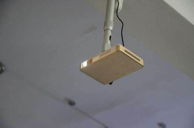 把玻璃隔断门变成显示屏,库帕投影机竟然这么玩